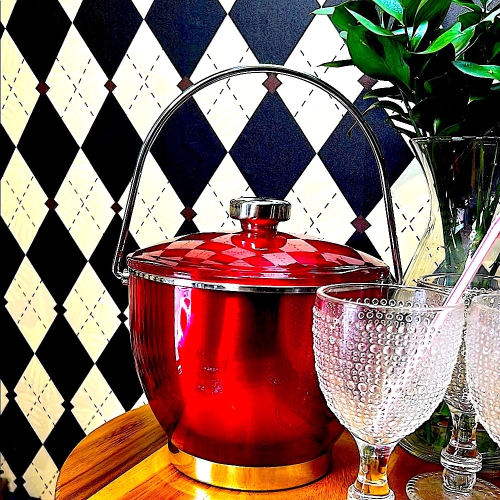 Mid-Century Red Acrylic & Stainless Steel Ice Bucket – Bold Retro Barware - Picture 14 of 14